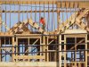 Un ouvrier du bâtiment examine une partie d'un bâtiment en construction